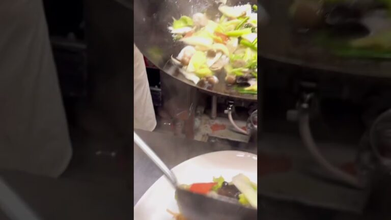 【厨房の片隅より】海鮮焼きそば、仕上げます。#神戸 #中華料理 #厨房 #あんかけ焼きそば  #ランチ #六甲アイランド #中華