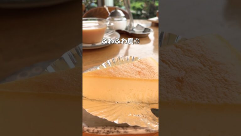 スプーンでケーキを食べる