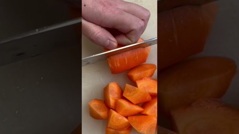 人参を乱切りにする【根菜の煮物】