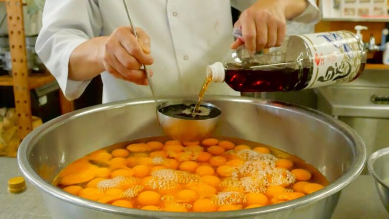 だし巻き卵の仕込み。40種類の弁当盛り付け