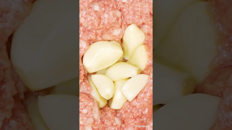 【禁断飯】にんにく丸ごと包んだハンバーグ😈 #shorts  #にんにく#ハンバーグ