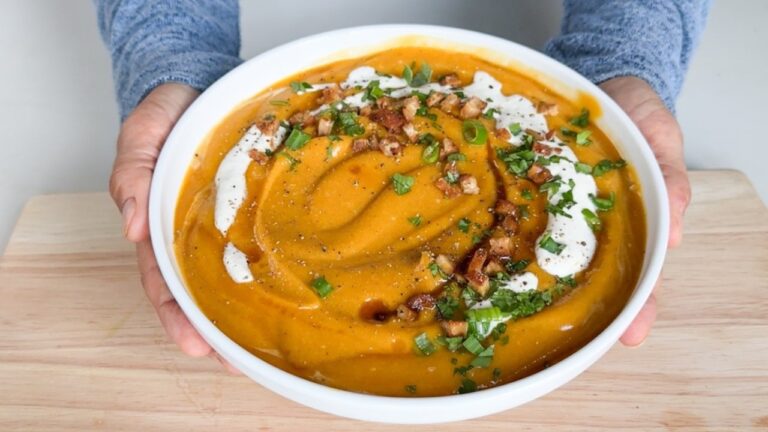 心地よいローストバターナッツスクワッシュと赤レンズ豆のスープ | クリーミーでホッとする、タンパク質たっぷり