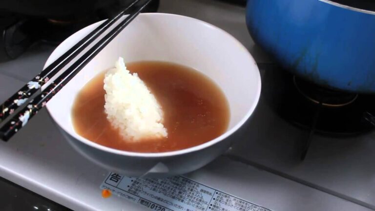 ラーメンの汁にご飯を入れる