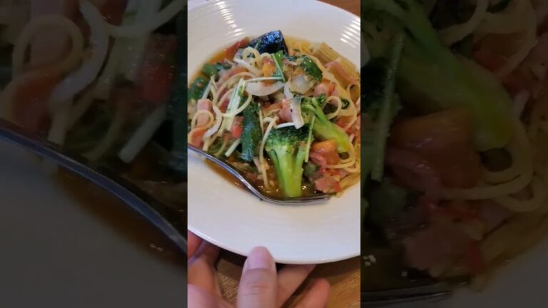 野菜たっぷりペペロンチーノ　#ペペロンチーノ#野菜たっぷり#美味しい #華やか#綺麗#のんびり生活まりっぺ #夏にピッタリ#栄養価高#ニンニク料理#幸せ# #美味しそう #ランチ#栄養補給#ココス