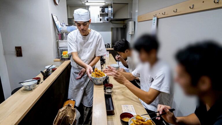 たった２坪７席 ワンオペ寡黙店主が客を唸らせる東京下町バカ売れ天丼！