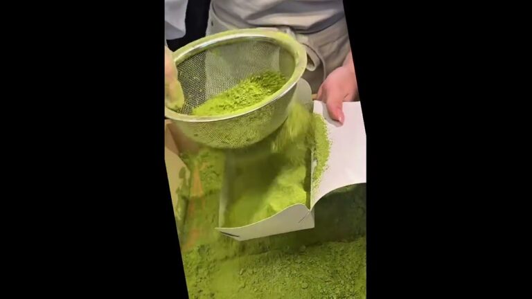 トロトロすぎて掴めない抹茶わらび餅🍵   京都土産といえばと言っても過言ではない、わらび餅専門店！ 箱一杯の抹茶きな粉に、大きくカットされ      tomopi gourmet final