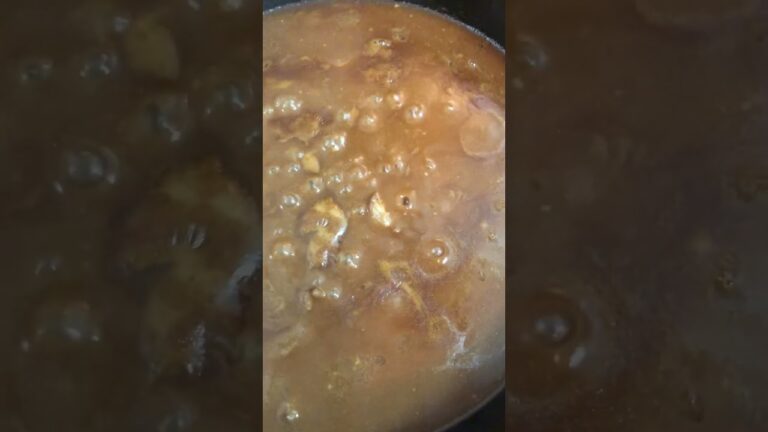 玉ねぎを飴色になるまで炒め肉をヨーグルトに漬けたビーフカレー