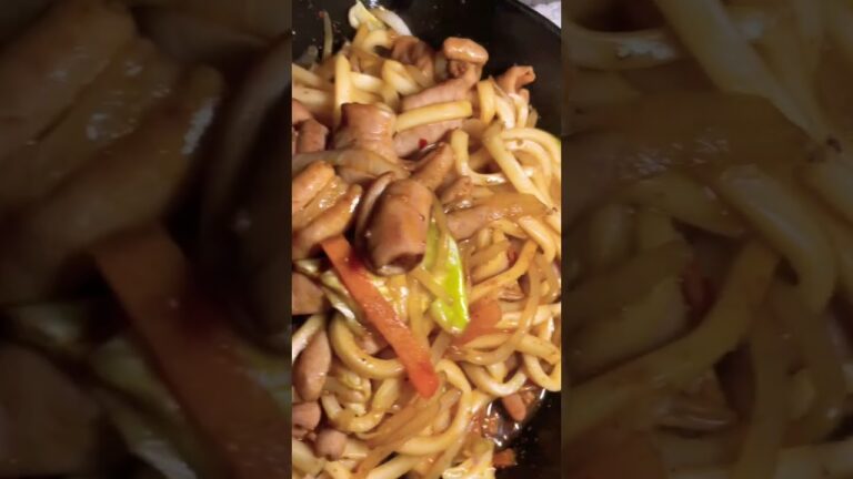 【キャンプ飯】混ぜて焼くだけ簡単ホルモン焼きうどん【最高に旨い】 #shorts #short #キャンプ飯