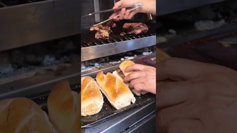 Ла-Бока. Разноцветные дома, мясо, танго. Полный выпуск на канале.￼￼