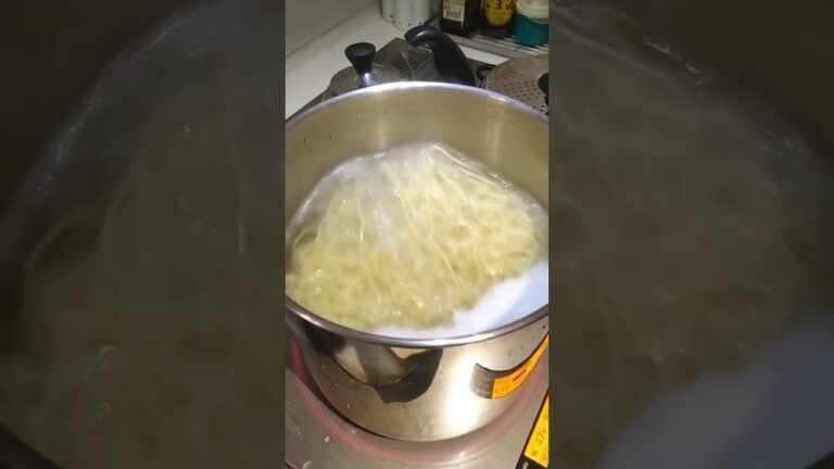 広島の汁なし担々麺をおうちで　麺をゆでてミンチとネギと汁なし担々麺のたれで　花椒（ホアジャオ）のしびれピリ辛がよくきいたオタフクソースの汁なし担々麵のたれ