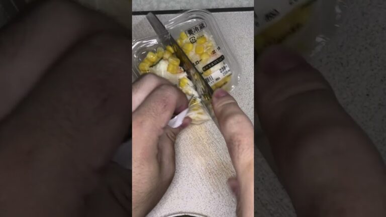 258円のファミリーマートのコールスローサラダを切りました。　#ファミリーマート #コールスローサラダ