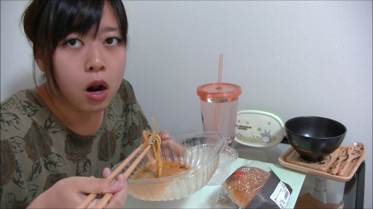 【セブン】ピリ辛スープの冷やし肉味噌担々麺＆春キャベツノコールスローサラダ【チリチーズバーガー】