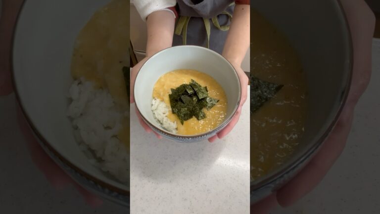 長芋、卵黄、めんつゆ水でとろろご飯♪ざざーっと食べることができる！お昼は簡単にしとこ〜✨