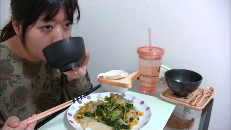 【野菜たっぷり】ほうれん草とコーンと玉ねぎのバター炒め＆パン＆味噌汁【うう】