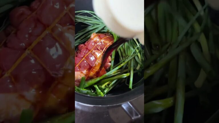 炊飯器優秀すぎた。肉とすき焼きのたれとネギ突っ込んでボタン押すだけは簡単すぎだし美味いし。さいこぅっ。