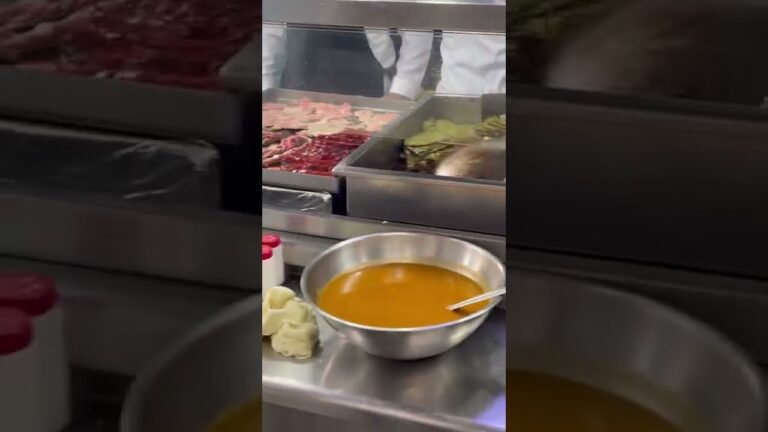 メキシコのタコス屋さんです。プラサメアベというモールの中にある人気店です。5枚セットを頼むと全種類の味のタコスが食べられます。#shorts #タコス #メキシコ #メキシコシティ #メキシコ料理