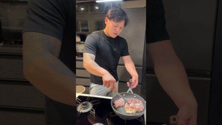 【鶏とごぼうが家にあったら作ってみ？】鶏ごぼう炊き込みご飯 #暮らしチャンネル #料理 #筋肉番付 #マッチョ #元カレ #簡単 #cooking #簡単レシピ