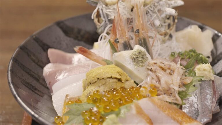 伊豆の海の幸を全部乗せ！豪快海鮮丼　河津町浜「伊豆海鮮丼　どんぶりや」しずおかごはんが食べたい！