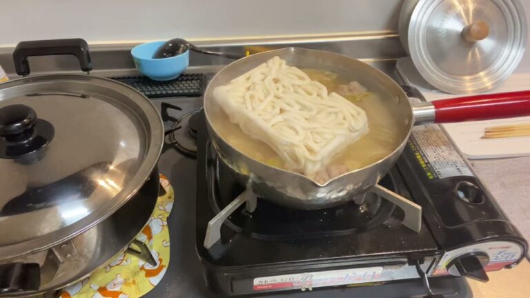 パート①‼️今回はちょー簡単に味噌汁でうどんを作りました。忙しい毎日を過ごしてるみなさんへ。簡単に作れますので参考にしてみて下さい。