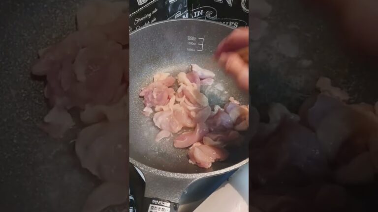 私オリジナルの鶏肉のカレー味炒めを作ります🍳② 鶏肉を炒めて塩こしょうで下味をつけます✨ #shorts