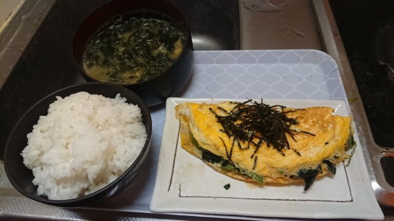 【自炊】ほうれん草のオムレツ、ワカメの味噌汁