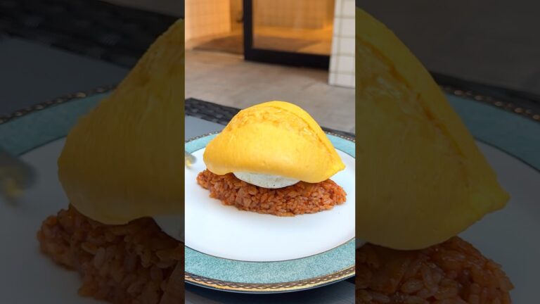 カマンベールチーズを丸ごと包み込んだオムライス🍳とろとろ半熟オムレツに熱で溶けたチーズが相性抜群【Sweet Check：表参道】