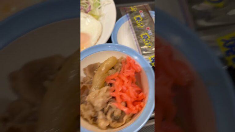 ソーセージ　エッグＷ定食　牛小皿