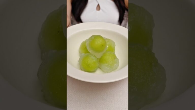 シャインマスカットわらび餅大福🍇材料3つ！片栗粉で簡単わらび餅
