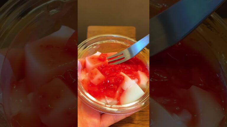 セブン新作🍓✨いちごと練乳のもっちりみるくわらび 270円 #セブン新作 #コンビニ #スイーツ #わらびもち #みるくわらび #コンビニスイーツ #もっちりみるくわらび #和菓子