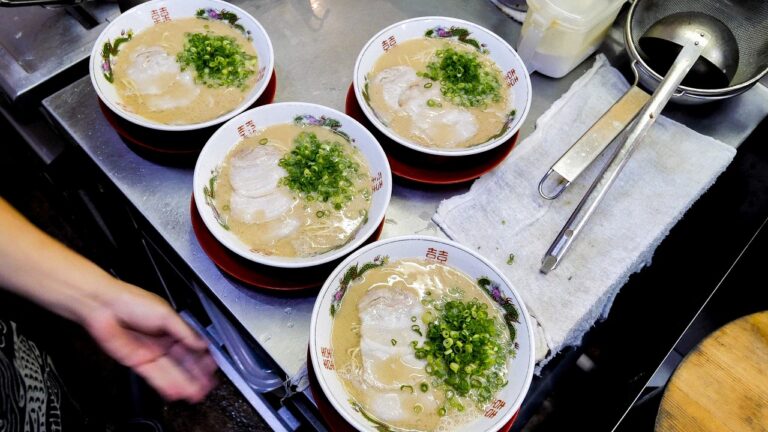 着席１分でラーメン高速提供。スピードと味で地元民をトリコにする最高のラーメン食堂。