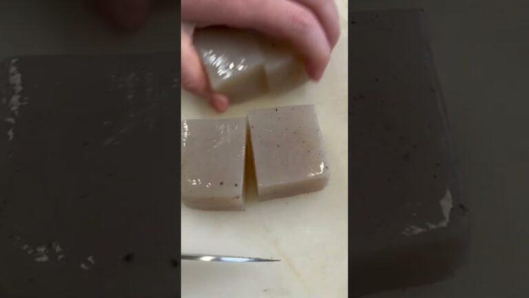 こんにゃくを三角に切る【根菜の煮物】