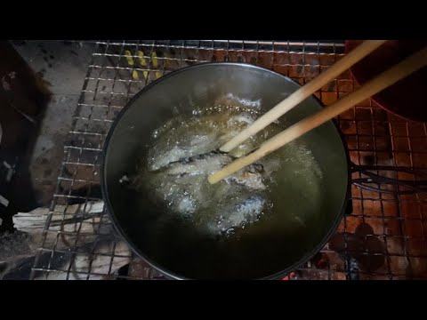 浜で拾ったイワシを素揚げ