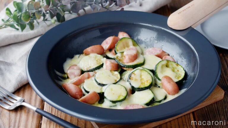 【ズッキーニとウインナーのカレーチーズ焼き】チーズとカレーが相性抜群！とろけるチーズがたまらない♪｜macaroni（マカロニ）