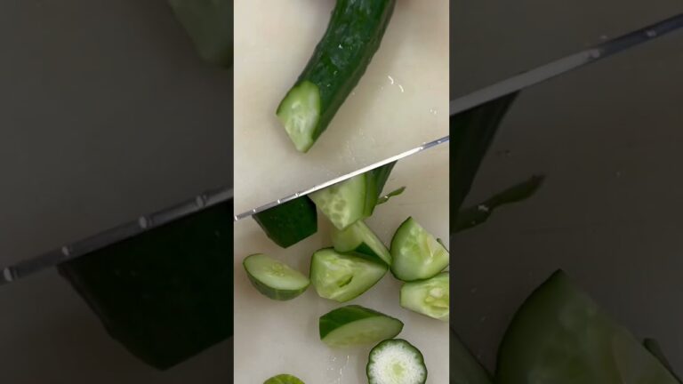 きゅうりを乱切りにする【きゅうりと豚肉の梅和え】