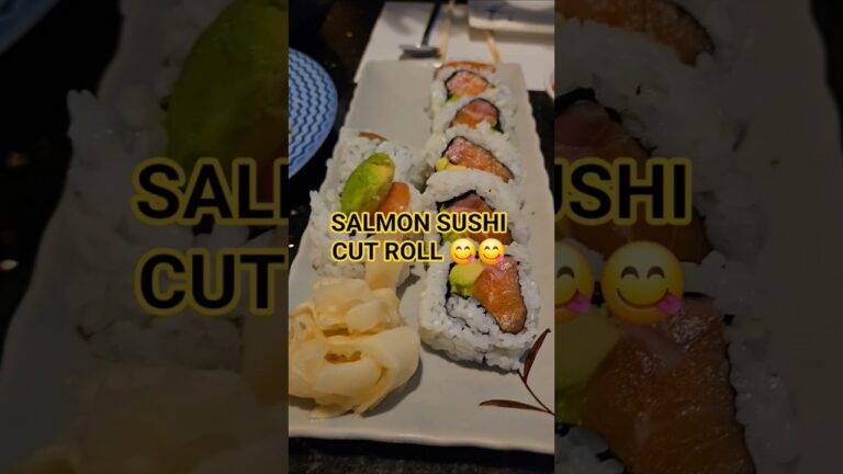 風味豊かなサーモンの刺身、アボカド寿司、カットロール、味噌汁、サイドディッシュ、キムチ、ワサビ、生姜 #shorts