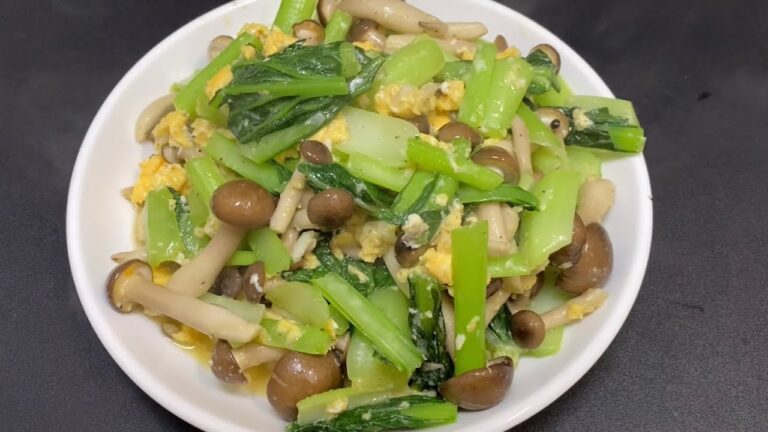 小松菜としめじの卵炒め　Japanese mustard spinach and shimeji mushrooms fried with eggs#japanesefood #クックパッド1位