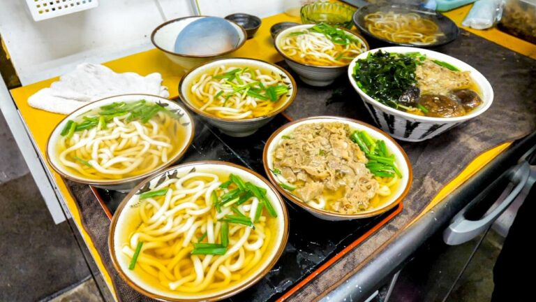 早朝２時スタート夫婦二人三脚で港町の労働者を支えるコスパ最強うどん食堂