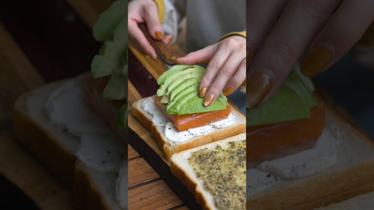 サーモンとアボカドのホットサンド（レシピは説明欄に記載）