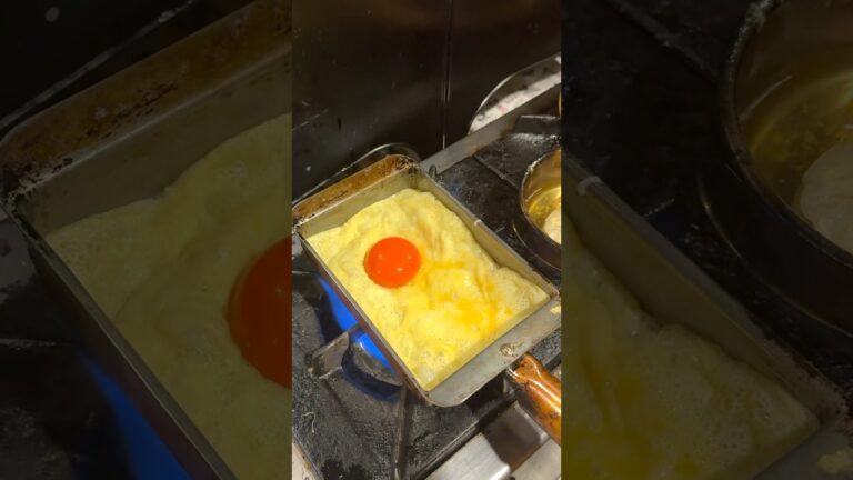 卵黄を包み込んだだし巻き玉子🍳ふわふわ玉子の中から、とろっと黄身の食感と味わいの変化が楽しめる！【月盗：大阪】