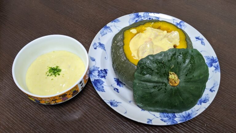 ハロウィンにいかが❗❓丸ごと蒸したかぼちゃ🎃の器❗鶏もも肉のシチュー＆とうもろこしのスープを召し上がれ😀❤️
