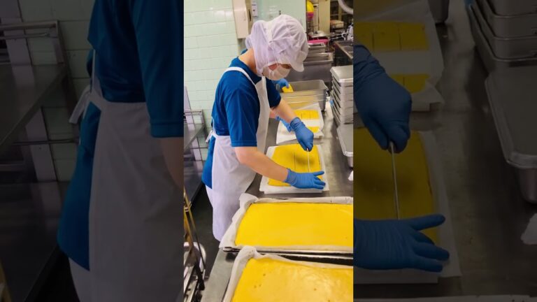 キレイな卵焼きが焼けました！　1人1個にカットしていきます。