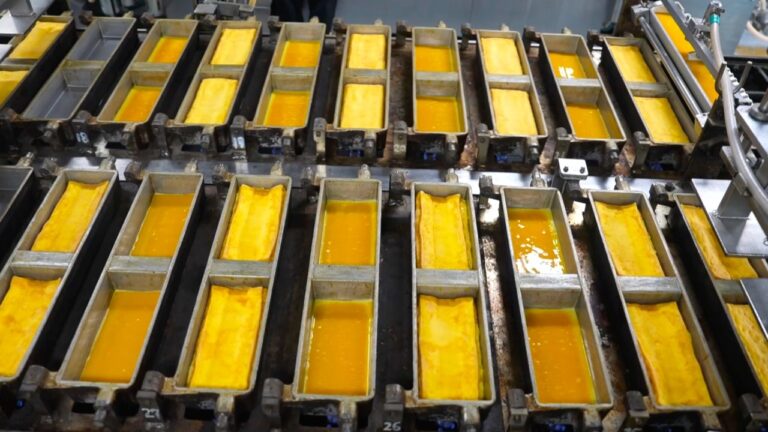 玉子焼きを大量生産するプロセス。1日1500個の玉子焼きを生産する日本の食品工場。