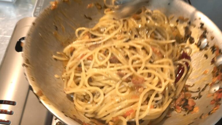 食べるラー油で作る！中華風パスタの作り方