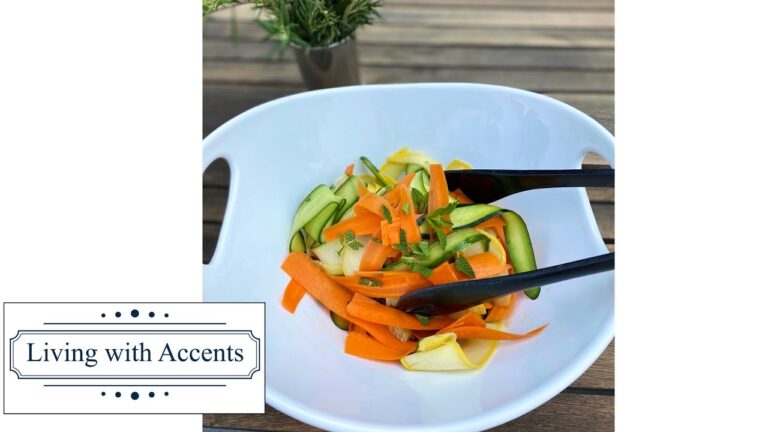 【ズッキーニリボンのピクルス風サラダ】おもてなしにもぴったりの、さっぱりとビネガーでいただく春の色合いのサラダです。キュウリとニンジンも加えてシャキシャキとした食感が人気です。