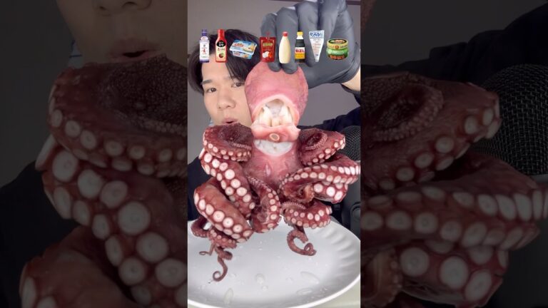 タコ1匹齧り付いて爆食い🐙#shorts #モッパン #飯テロ #大食い #asmr