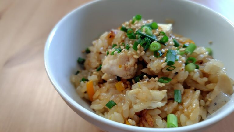 ​【簡単】初めてでも失敗なし！鶏ときのこの覚えたい基本の炊き込みご飯