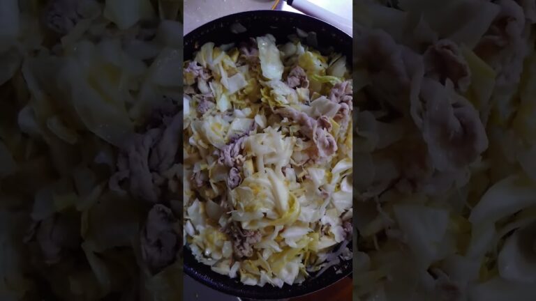 回鍋肉（ホイコーロー）みたいな感じ、なのかなぁ❥ いろんなうまみで出来たよっ 玉ねぎ たっぷりのキャベツ もりもり豚肉です シンプルだけど食材の甘みや旨味がつまったおかずが大好きっ