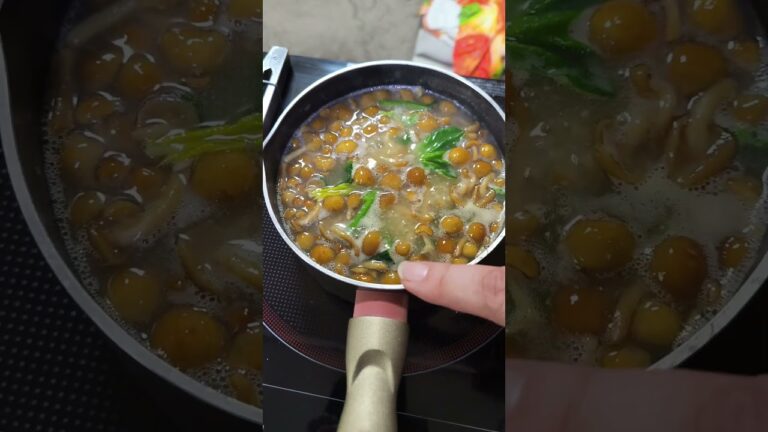 なめこ、ほうれん草の味噌汁。群馬産のなめこ、ほうれん草が手に入り味噌汁にしました。#気楽にクック #料理 #吃音 #味噌汁 #なめこ汁 #ほうれん草レシピ #みそ汁