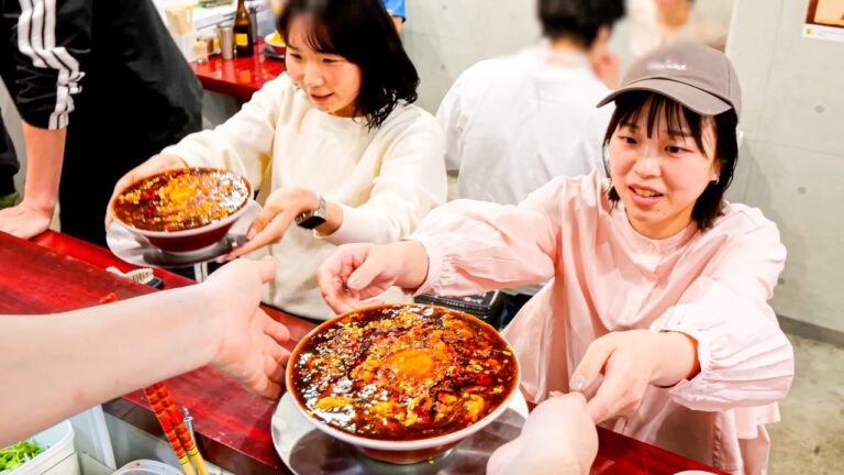 最大２５０人が来店！わずか１１席に殺到する中毒性病みつき中華そば店