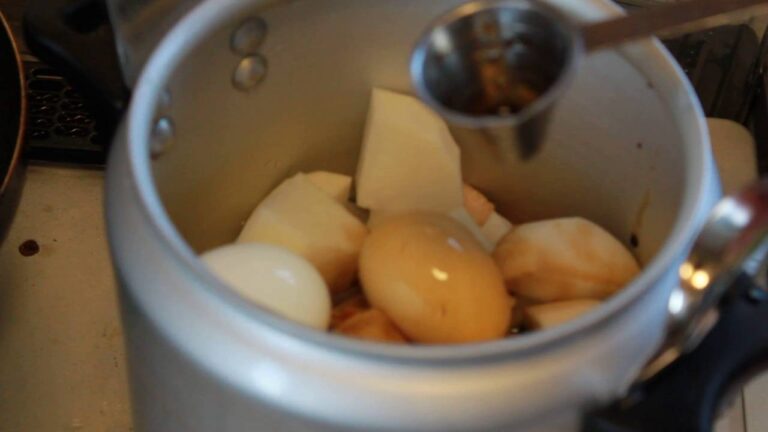 卵と大根と豚肉の煮物作り　具を圧力鍋に入れる